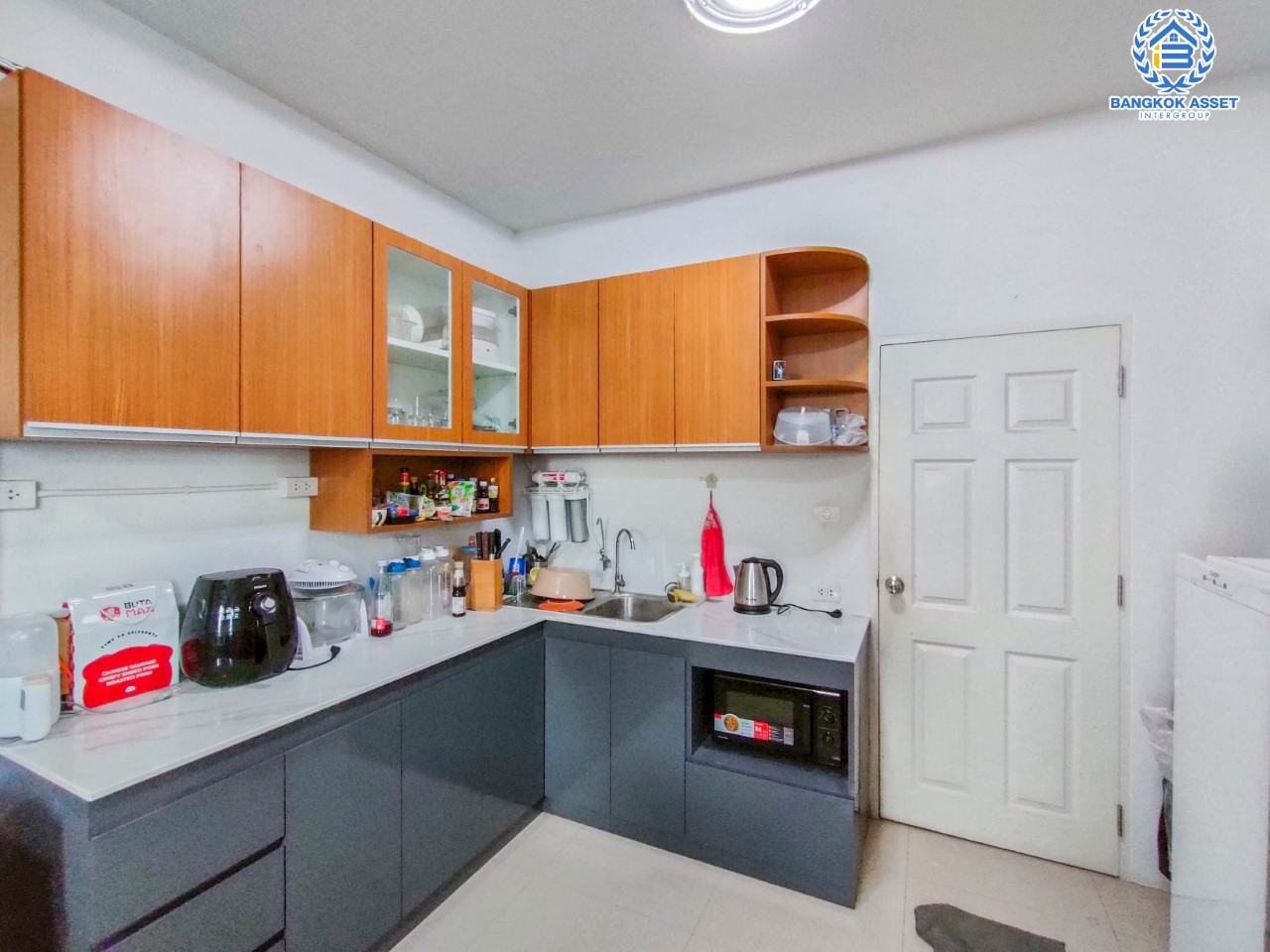 บ้านมือสองนนทบุรี ม.กาญจนาลักษณ์ เทพศิรินทร์ เนื้อที่ 41.7 ตร.ว. ฟังก์ชัน 3 ห้องนอน 2 ห้องน้ำ จอดรถได้ 1 คัน บนทำเลเชื่อมต่อถนนกาญจนาภิเษก ใกล้เซ็นทรัลเวสต์เกต ทางด่วน "ศรีรัช" และรถไฟฟ้าสายสีม่วง "สถานีตลาดบางใหญ่"